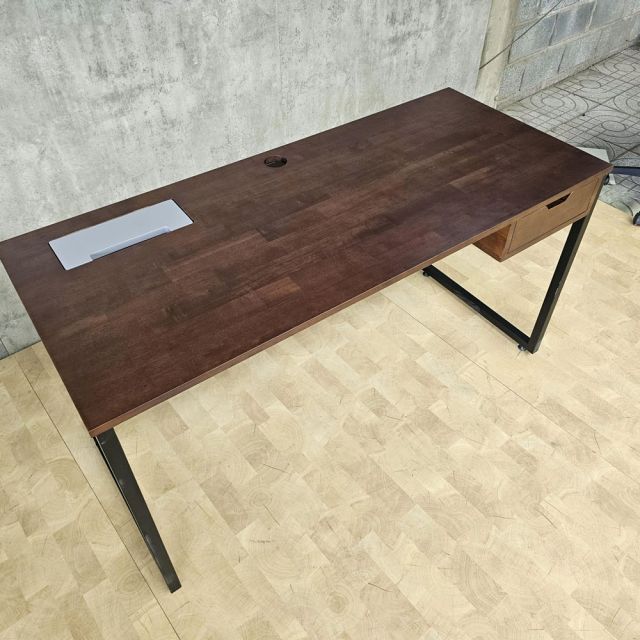 Bàn làm việc 140x60cm có ngăn kéo gỗ cao su chân sắt BD68186