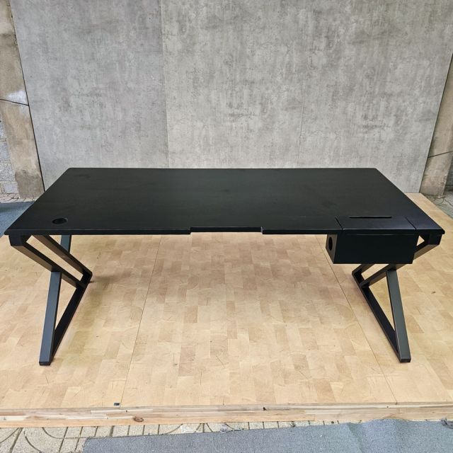 Bàn Gaming có hộp điện 180x80cm gỗ tràm GD68119