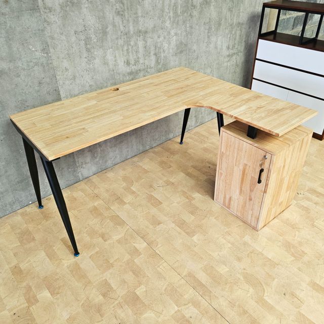 Bàn góc L chân gác tủ 140x120cm gỗ cao su chân hệ CONE HBCO059