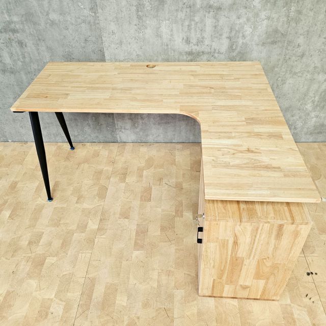 Bàn góc L chân gác tủ 140x120cm gỗ cao su chân hệ CONE HBCO059