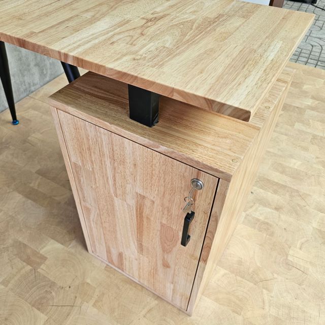 Bàn góc L chân gác tủ 140x120cm gỗ cao su chân hệ CONE HBCO059