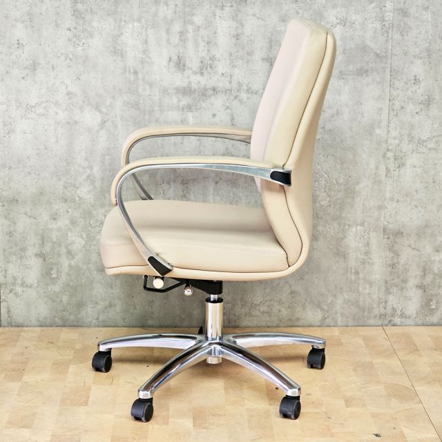 Ghế lãnh đạo bọc da Vinyl lưng trung HOM1108 - 02