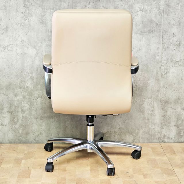 Ghế lãnh đạo bọc da Vinyl lưng trung HOM1108 - 02