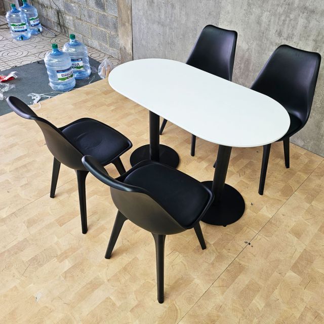 Combo bàn cafe Oval và 4 ghế Eames nhựa CBCF358