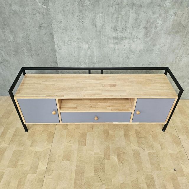 Kệ tivi hiện đại ALAN 140cm gỗ cao su khung sắt KTV68081