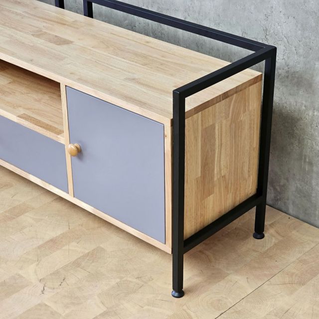 Kệ tivi hiện đại ALAN 140cm gỗ cao su khung sắt KTV68081