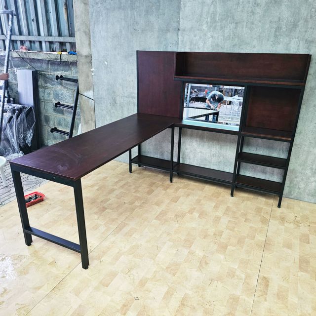Bàn góc L liền kệ 185x180x145cm gỗ cao su FD68093