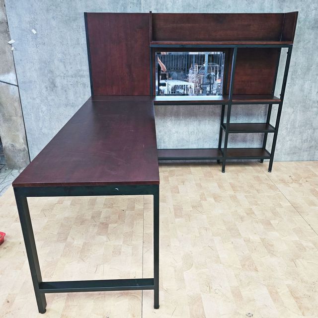 Bàn góc L liền kệ 185x180x145cm gỗ cao su FD68093