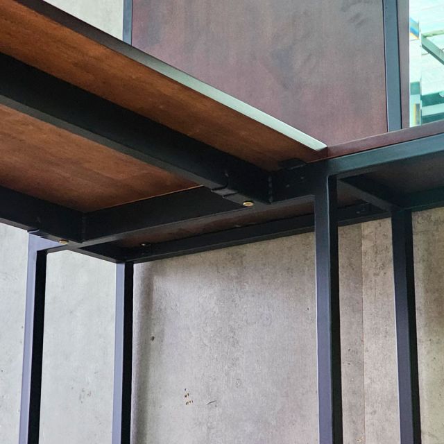Bàn góc L liền kệ 185x180x145cm gỗ cao su FD68093