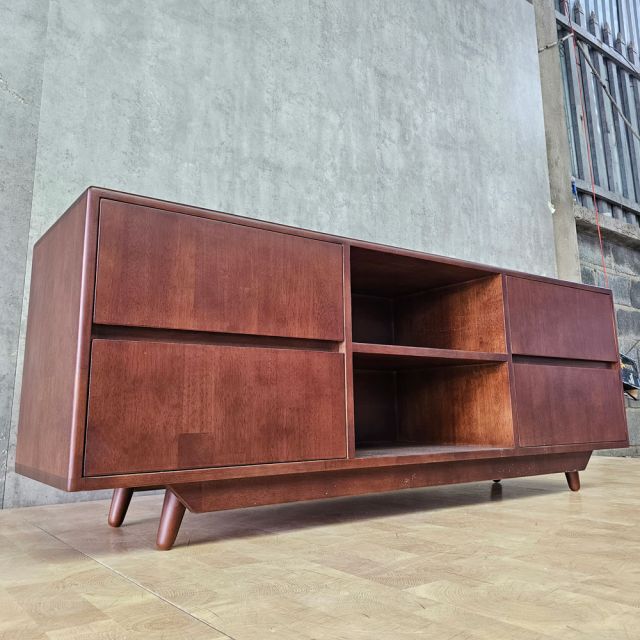 Tủ TV phòng khách 150x40x55cm gỗ cao su KTV68137