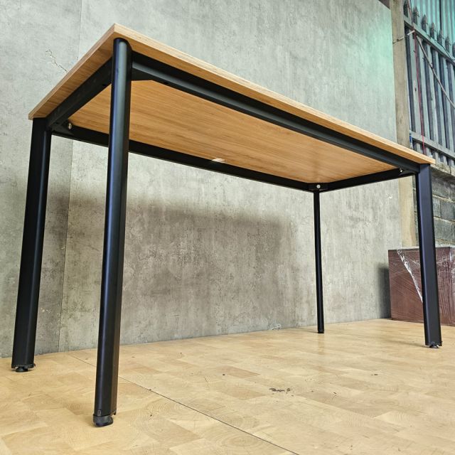 Bàn làm việc 140x60cm gỗ plywood hệ Oval HBOV055