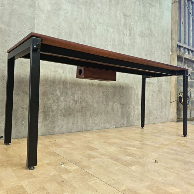 Bàn làm việc có hộp điện 175x60cm gỗ cao su ZD046