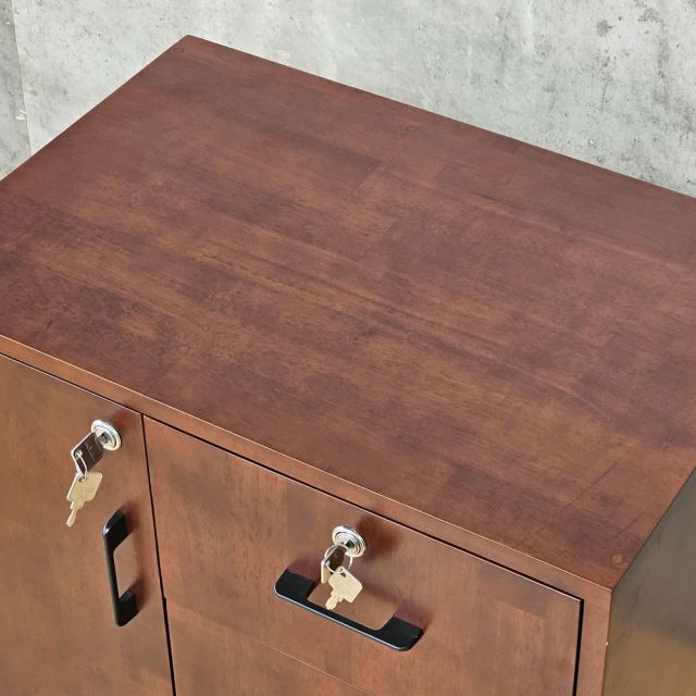 Tủ hồ sơ cá nhân gỗ tự nhiên bánh xe có khoá TCN68024