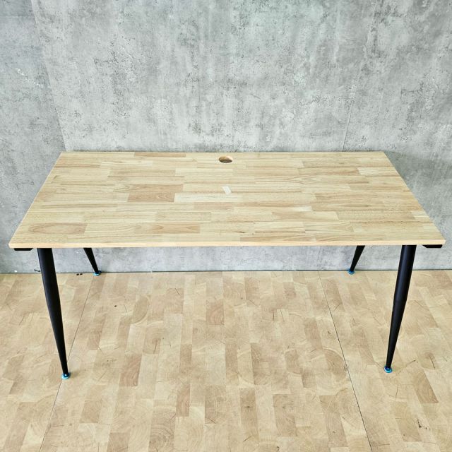 Bàn làm việc 140x60cm gỗ cao su hệ CONE HBCO085