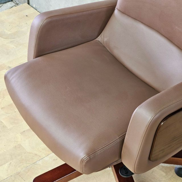 Ghế lãnh đạo nệm da cao cấp chân xoay bằng gỗ Luxy 01