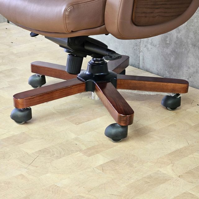 Ghế lãnh đạo nệm da cao cấp chân xoay bằng gỗ Luxy 01