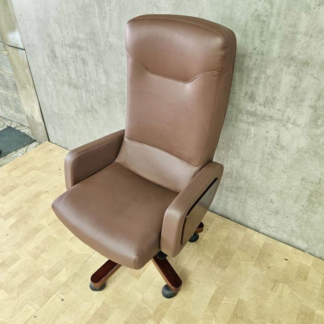 Ghế lãnh đạo nệm da cao cấp chân xoay bằng gỗ Luxy 01
