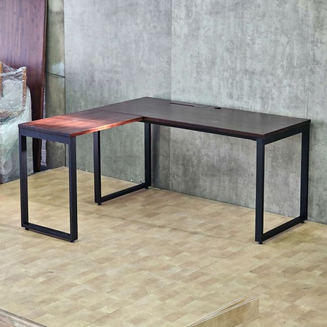 Bàn góc L có hộp điện 150x150cm gỗ tràm hệ Rectang HBRT120