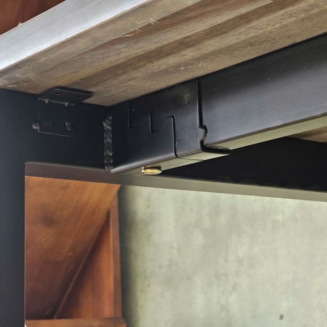 Bàn làm việc có hộp điện 160x70cm gỗ tràm chân hệ Rectang HBRT147