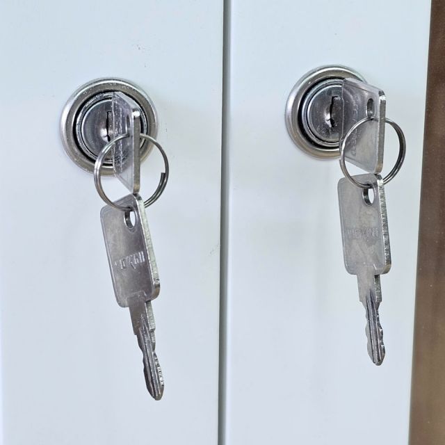 Tủ hồ sơ 3 tầng cửa kính có khóa 80x40x120cm gỗ cao su THS68015