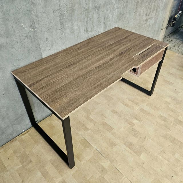 Bàn làm việc có hộp điện 140x70cm gỗ plywood ZD044
