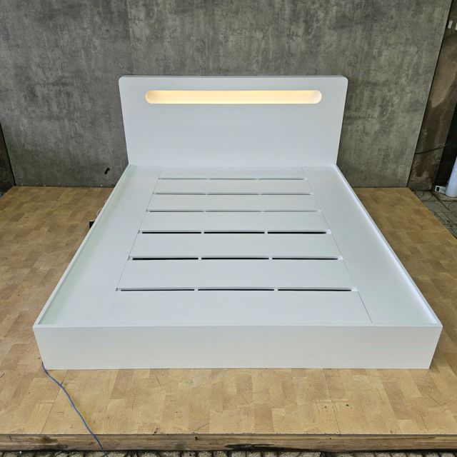 Giường ngủ gắn đèn LED 180x200x100cm gỗ cao su GN68083