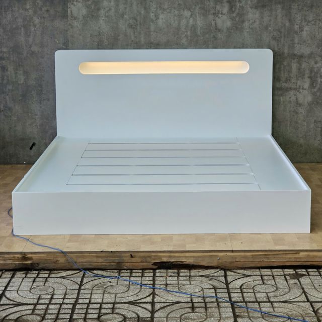 Giường ngủ gắn đèn LED 180x200x100cm gỗ cao su GN68083