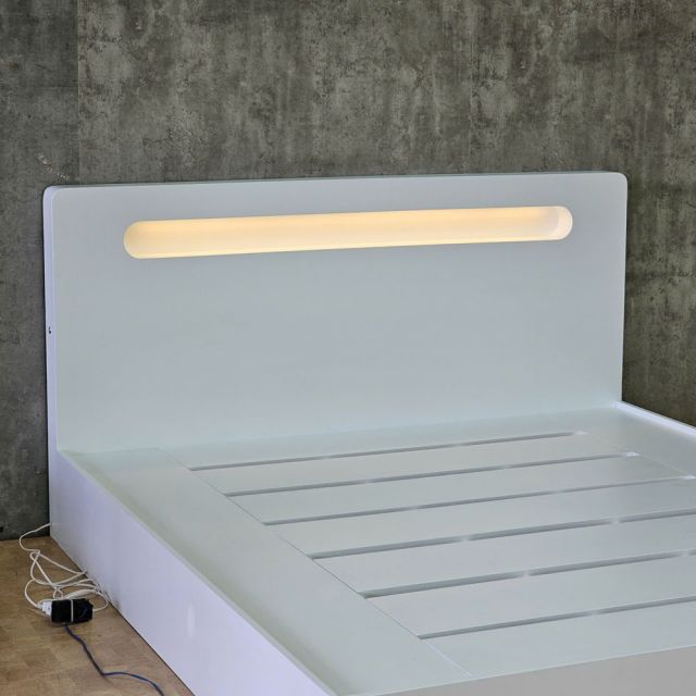 Giường ngủ gắn đèn LED 180x200x100cm gỗ cao su GN68083