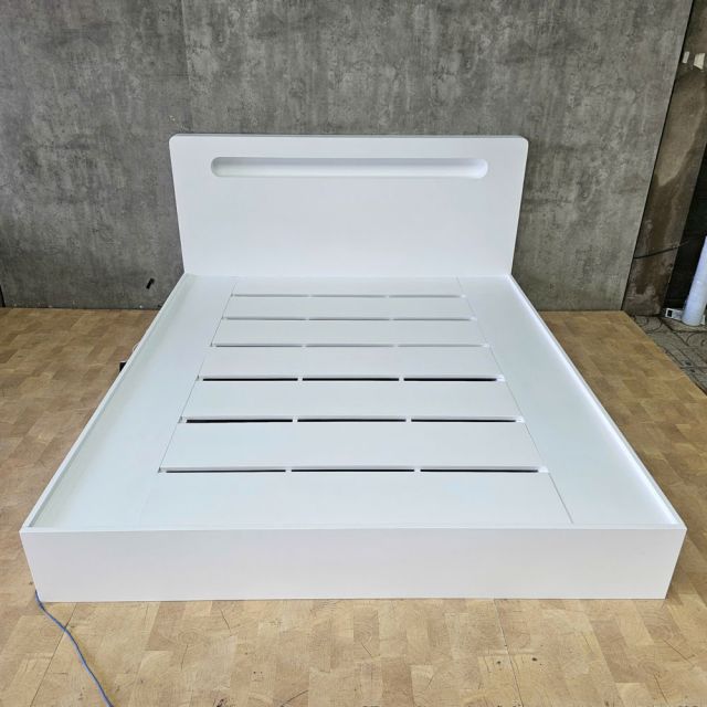 Giường ngủ gắn đèn LED 180x200x100cm gỗ cao su GN68083