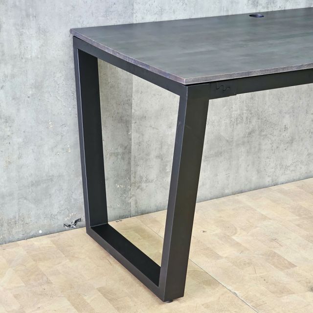 Bàn làm việc 160x80cm gỗ cao su chân hệ Trapez HBTC056