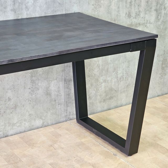 Bàn làm việc 160x80cm gỗ cao su chân hệ Trapez HBTC056