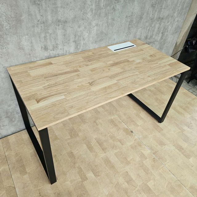 Bàn ZDesk tích hợp hộp điện âm bàn 140x70cm gỗ cao su chân sắt hệ Rectang ZD047