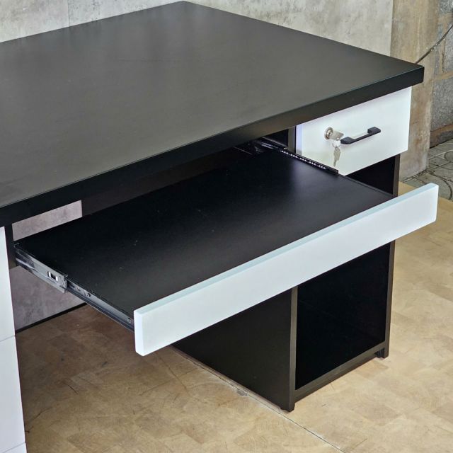Bàn làm việc gác tủ 140x80x75cm gỗ cao su BD68204