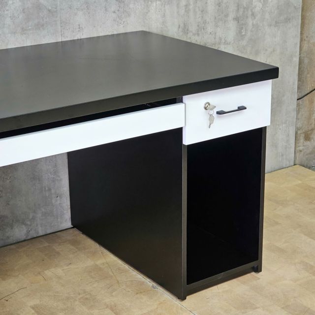 Bàn làm việc gác tủ 140x80x75cm gỗ cao su BD68204