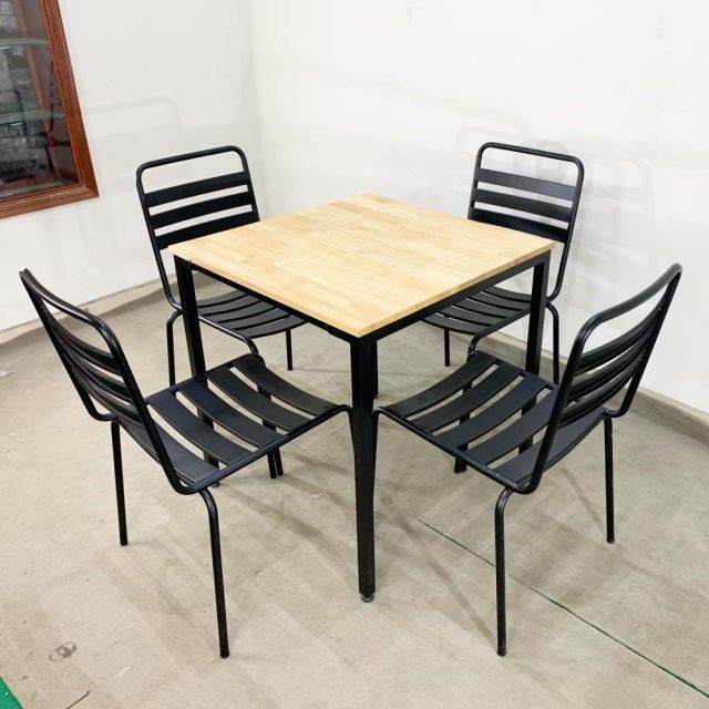 Bộ bàn Cafe gỗ cao su và 4 ghế sắt sơn tĩnh điện CBCF040