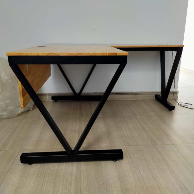 Bàn làm việc 140x140 VConcept chân sắt lắp ráp