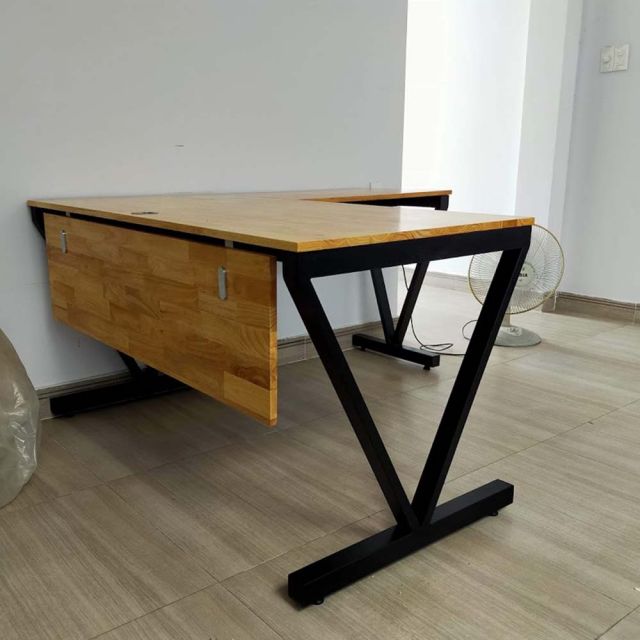 Bàn làm việc 140x150 VConcept chân sắt lắp ráp