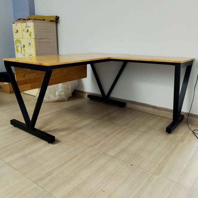 Bàn làm việc 140x140 VConcept chân sắt lắp ráp