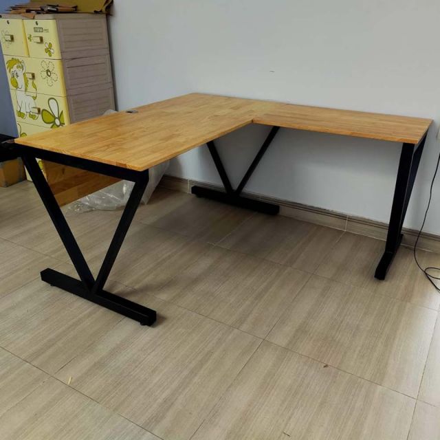 Bàn làm việc 140x140 VConcept chân sắt lắp ráp