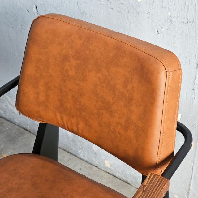 Ghế sofa đơn nệm nâu tay viền gỗ sang trọng GSD68028