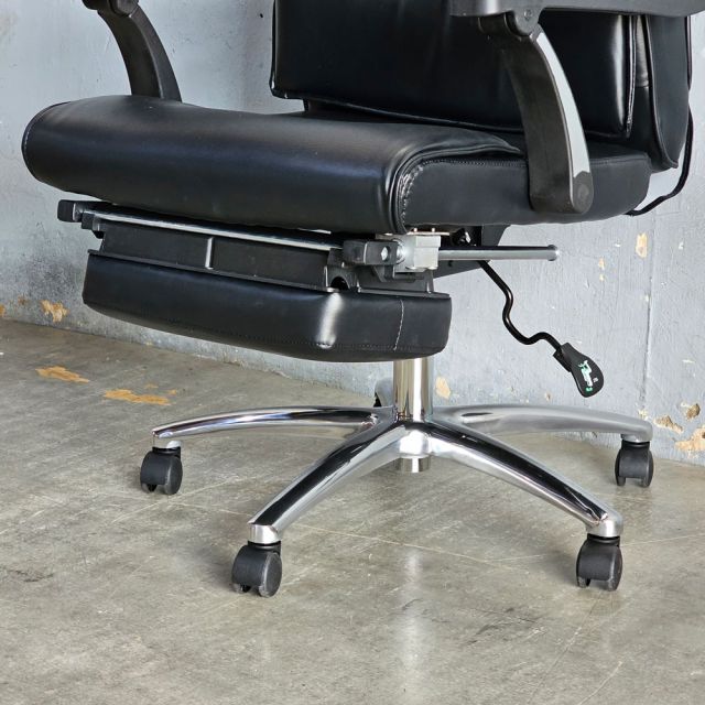 Ghế giám đốc màu đen, lưng cao, có gót chân