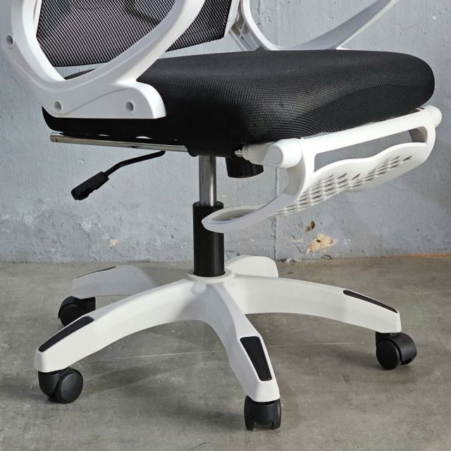 Ghế văn phòng ngả lưng có tựa đầu khung trắng GAK908T