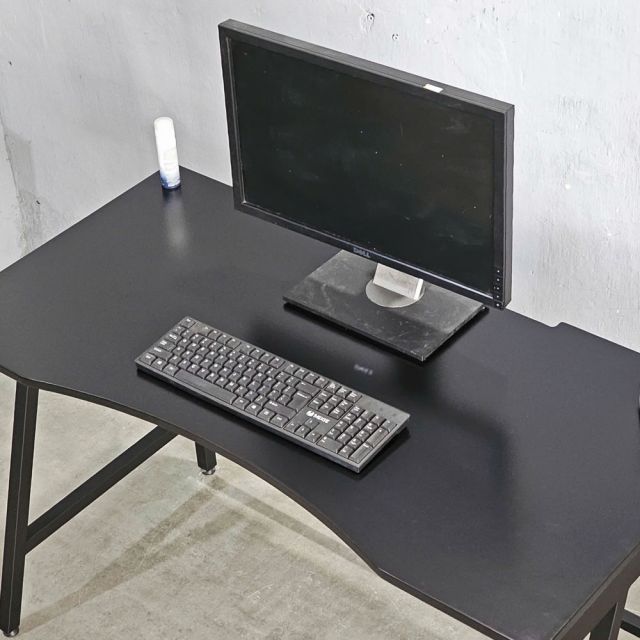 Bàn Gaming TaUP gỗ cao su chân sắt lắp ráp GD68035