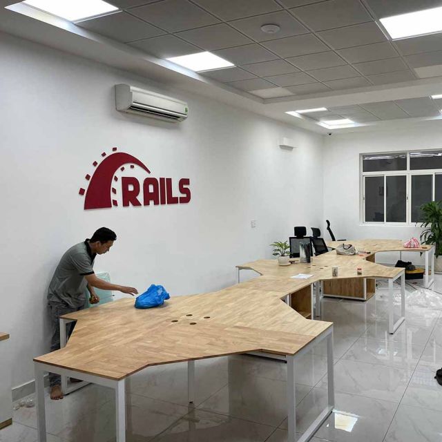 Module bàn cụm 8 kết hợp kệ gỗ cao su chân sắt lắp ráp HBLG038