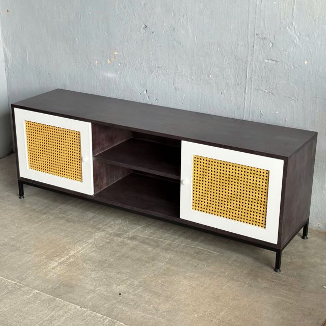 Kệ Tivi gỗ cao su cửa mây chân sắt KTV68086