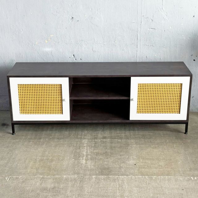 Kệ Tivi gỗ cao su cửa mây chân sắt KTV68086