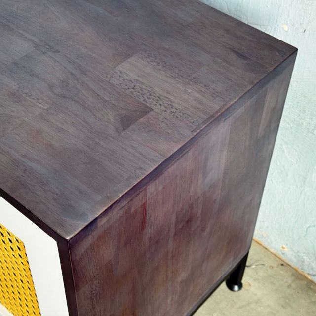 Kệ Tivi gỗ cao su cửa mây chân sắt KTV68086
