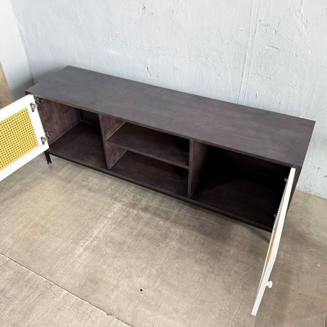 Kệ Tivi gỗ cao su cửa mây chân sắt KTV68086