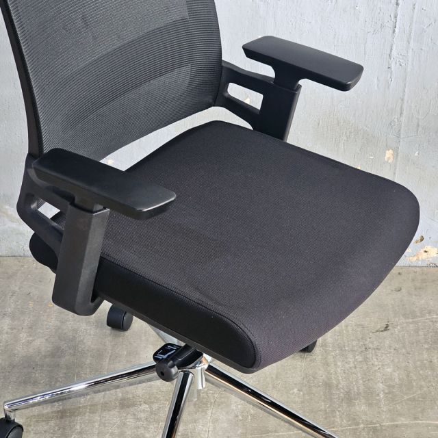 Ghế xoay văn phòng lưng lưới có tựa đầu HOM1085-01