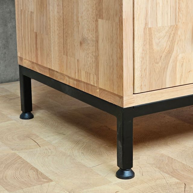 Tủ kệ trang trí phòng khách gỗ cao su chân sắt KTB68139